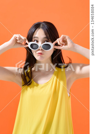 太陽鏡的少婦 134658084