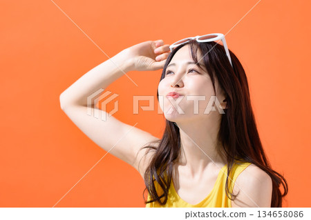 太陽鏡的少婦 134658086