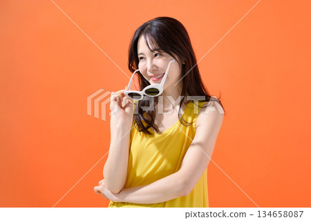太陽鏡的少婦 太陽鏡的少婦 134658087