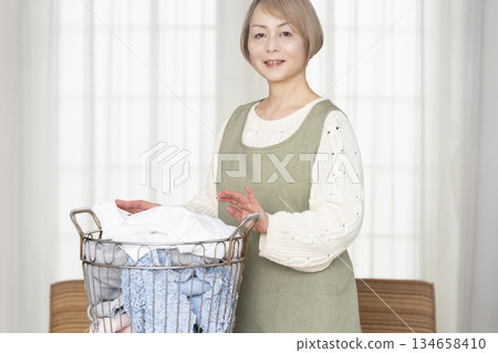 老婦人做家務,洗衣服 老婦人做家務,洗衣服 134658410