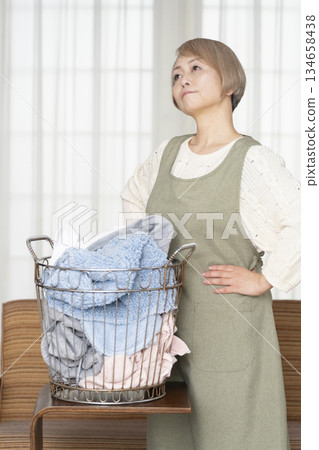 老婦人做家務，洗衣服 134658438