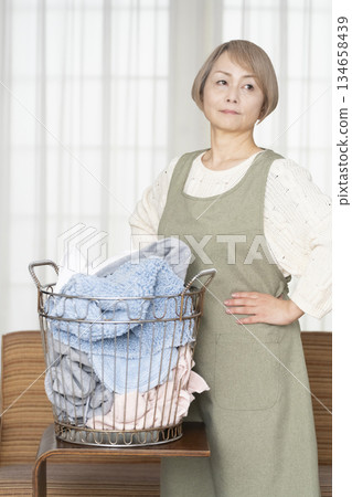 老婦人做家務，洗衣服 134658439