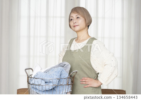 老婦人做家務，洗衣服 134658443