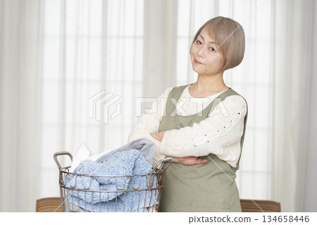 老婦人做家務，洗衣服 134658446