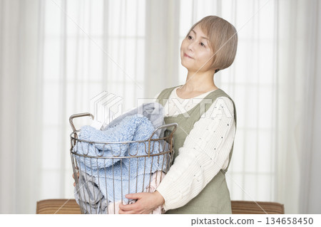 老婦人做家務，洗衣服 134658450