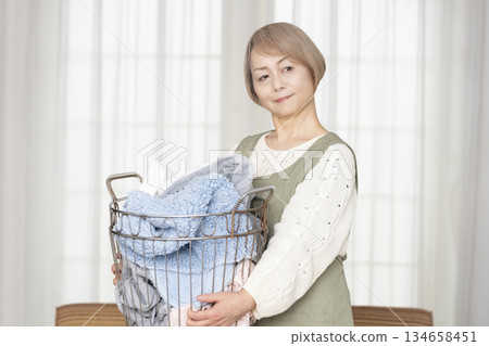 老婦人做家務，洗衣服 134658451