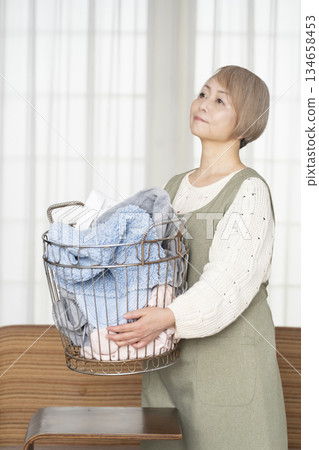 老婦人做家務,洗衣服 老婦人做家務,洗衣服 134658453