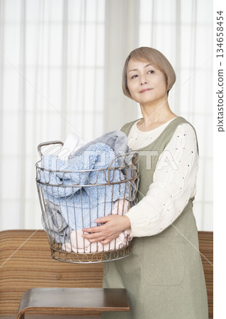 老婦人做家務,洗衣服 老婦人做家務,洗衣服 134658454