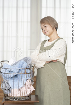 老婦人做家務,洗衣服 老婦人做家務,洗衣服 134658455