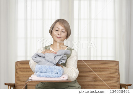 老婦人做家務,洗衣服 老婦人做家務,洗衣服 134658461