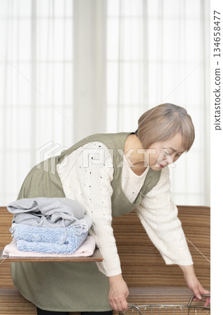 老婦人做家務,洗衣服 老婦人做家務,洗衣服 134658477