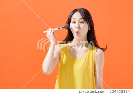 手持化妝刷的女人 手持化妝刷的女人 134658584