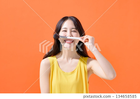 手持化妝刷的女人 134658585