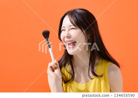 手持化妝刷的女人 134658590