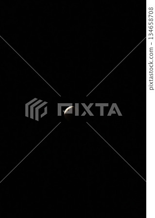 2025年9月8日 日全食：太陽和月亮排列成一條直線，這神秘的天文現象令人嘆為觀止。 134658708