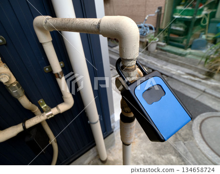 Private lodging image key box 134658724