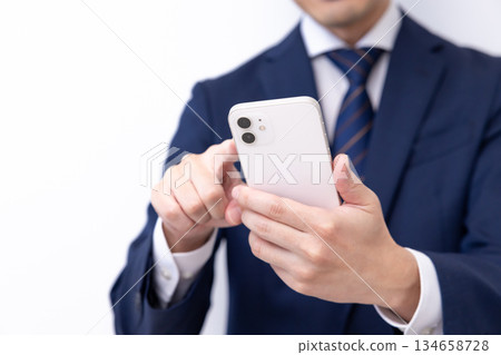 一位身穿西裝的男士的手 134658728