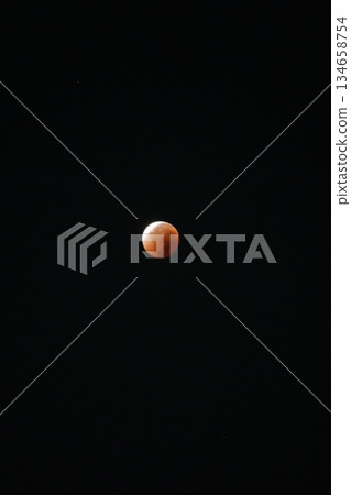 2025年9月8日 日全食:太陽和月亮排列成一條直線,這神秘的天文現象令人嘆為觀止。 2025年9月8日 日全食:太陽和月亮排列成一條直線,這神秘的天文現象令人嘆為觀止。 134658754