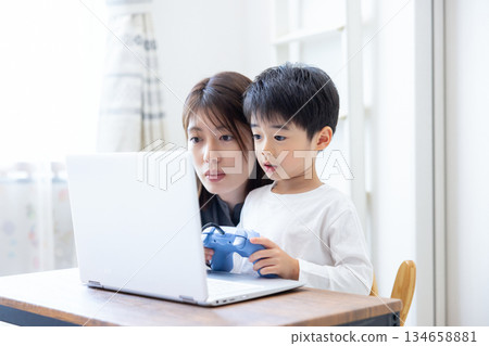 家庭：男孩和媽媽一起玩電腦遊戲 134658881