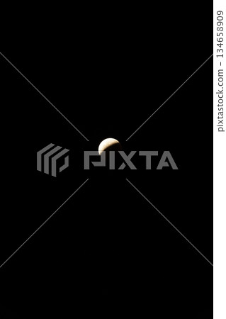2025年9月8日 日全食：太陽和月亮排列成一條直線，這神秘的天文現象令人嘆為觀止。 134658909