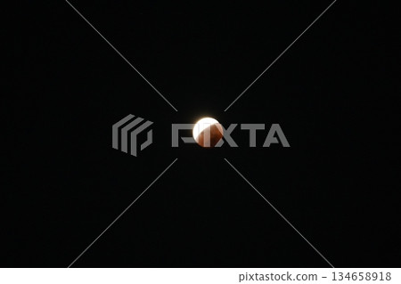 2025年9月8日 日全食:太陽和月亮排列成一條直線,這神秘的天文現象令人嘆為觀止。 2025年9月8日 日全食:太陽和月亮排列成一條直線,這神秘的天文現象令人嘆為觀止。 134658918