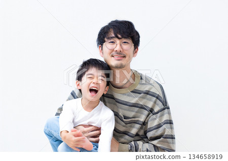 男孩和他父親的家庭合影 男孩和他父親的家庭合影 134658919