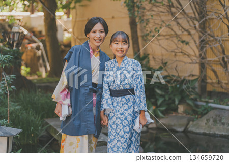 浴衣 父母和小孩 親子 134659720