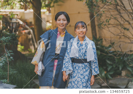 浴衣 父母和小孩 親子 134659725
