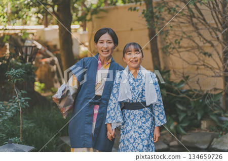 浴衣 父母和小孩 親子 134659726