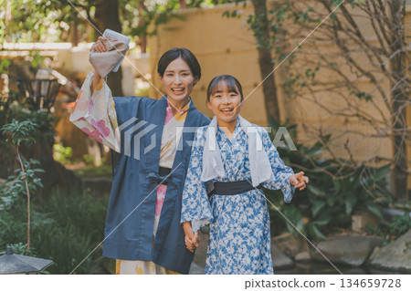 浴衣 父母和小孩 親子 134659728