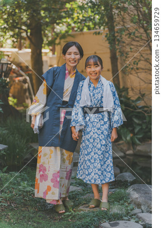 浴衣 父母和小孩 親子 134659729