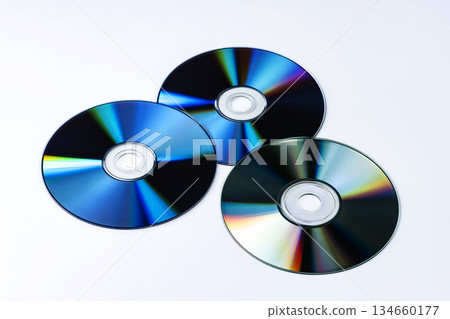 白色背景上的CD和DVD光碟作為記錄介質 134660177