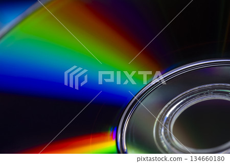 資料儲存媒體上五彩斑斕的光影反射 134660180