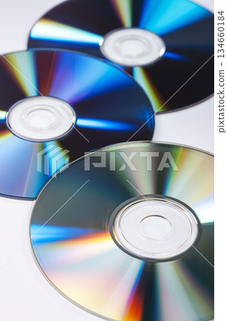 白色背景上的CD和DVD光碟作為記錄介質 134660184