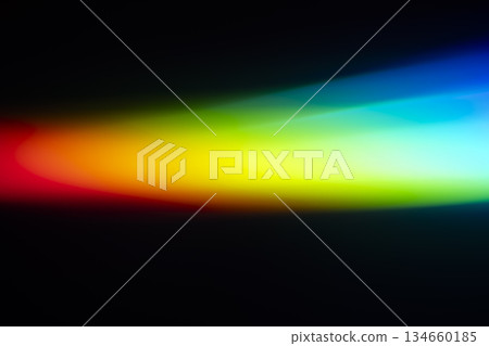 黑色背景上的彩虹光譜和七色漸變 134660185
