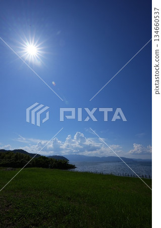 琵琶湖周圍寧靜的夏日景色 134660537