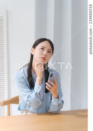 看智能手機的一個擔心的少婦 134660558