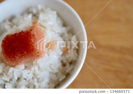 未著色的碎鱈魚子配米飯和壓扁的大麥 未著色的碎鱈魚子配米飯和壓扁的大麥 134660571