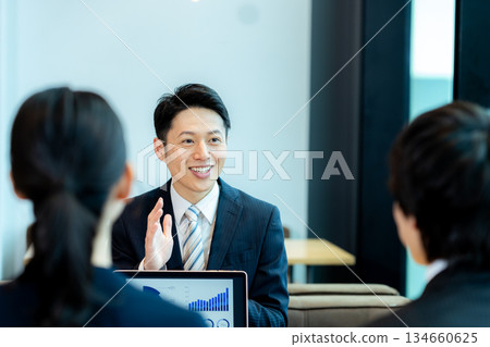 開會的商務人士 134660625
