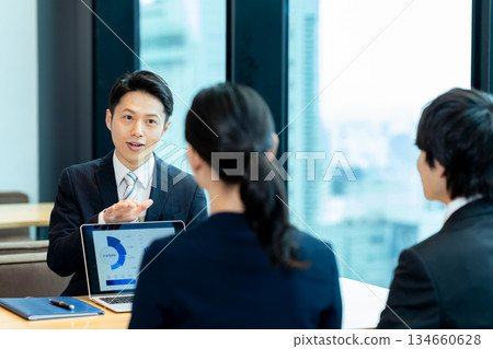 business person having a meeting 134660628