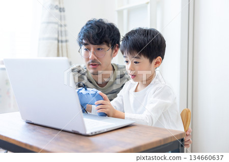家庭:男孩和爸爸玩電腦遊戲 家庭:男孩和爸爸玩電腦遊戲 134660637
