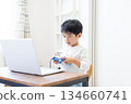 家庭男孩看電腦 134660741