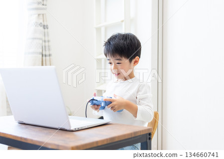 家庭男孩看電腦 134660741