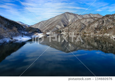 穿越白雪皚皚的湖泊……從彌彥鐵道上的雲石川橋眺望伊斯卡里湖。 134660976