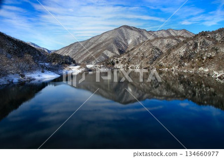 穿越白雪皚皚的湖泊……從彌彥鐵道上的雲石川橋眺望伊斯卡里湖。 134660977
