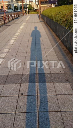 人行道上投下長長的影子 134661063