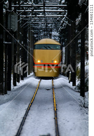 東武特急列車【日光朝聖之旅】100系列車行駛在白雪皚皚的鬼怒川河上 134661111