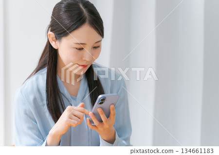 看智能手機的少婦 看智能手機的少婦 134661183