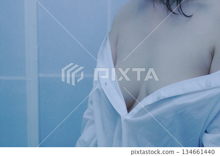 一個女人站在窗邊 一個女人站在窗邊 134661440