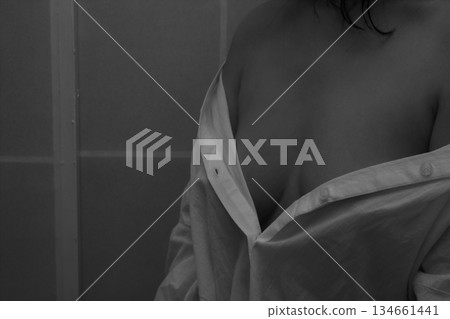 黑白裸體半身像 黑白裸體半身像 134661441